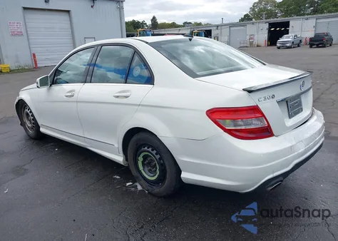 2010 Mercedes-Benz C 300 Luxury 4Matic/Sport 4Matic z USA, uszkodzony, nr VIN WDDGF8BB3AR125040